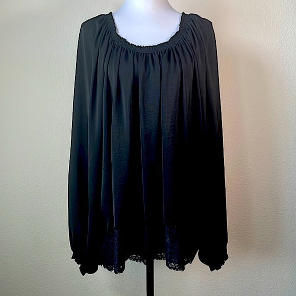 🌸Daisy Fuentes Black Hi-Lo Top Blouse w/Smock Neck and lace hem Size 1X EUC